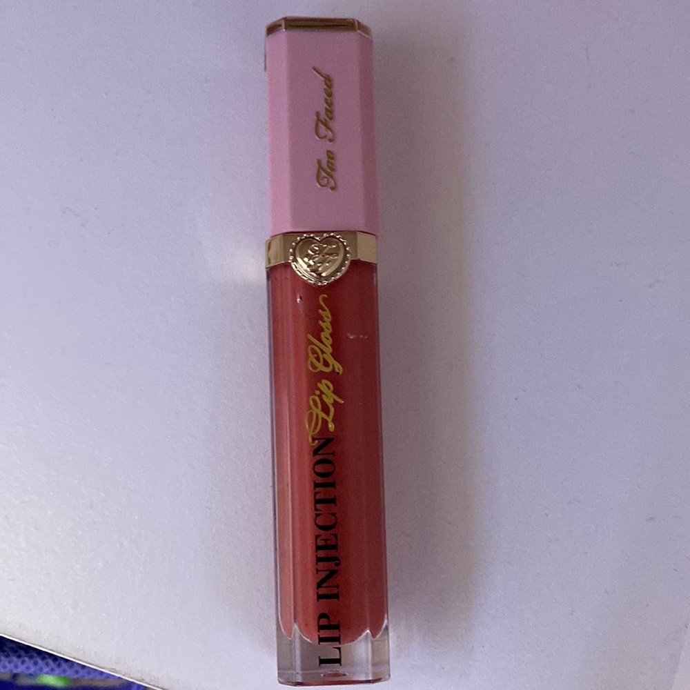 Too faced lip injection ‘Secure the bag’